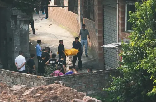  ?? YANG FAN / FOR CHINA DAILY ?? Zhou Kehua’s body is removed from a Chongqing alley on Tuesday.
