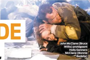  ??  ?? John McClane (Bruce Willis) protégeant Holly Gennero McClane (Bonnie Bedelia)