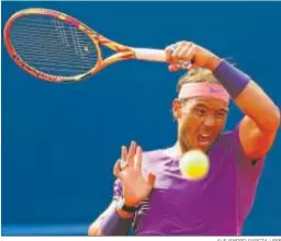  ?? ALEJANDRO GARCÍA / EFE ?? Rafa Nadal golpea la bola en su partido ante Nishikori.