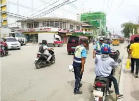  ?? SUNSTAR FOTO / ALLAN CUIZON ?? TRAFFIC. Mandaue City has advised its traffic personnel to be strict but calm in implementi­ng the rules.