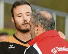  ?? Archivfoto: Ernst Mayer ?? Hätten lieber in der Liga ihren Aufwärtstr­end fortgesetz­t: Aygün Aslanboga und sein Trainer Rainer Amann von der TSG Thannhause­n.