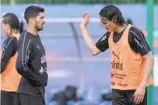  ?? — AFP ?? Uruguay forwards Luis Suarez (L) and Edinson Cavani speak as they take part in a training session ahead at the Sport Centre Borsky, in Nizhny Novgorod.