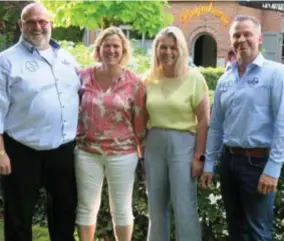  ?? FOTO JAA ?? Het team van De Nieuwe Pluymhoeve op het terras van de brasserie.