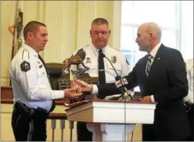  ?? PETE BANNAN – DIGITAL FIRST MEDIA ?? Chester County District Attorney Thomas Hogan, right, presents the Officer of the Year Award to the County Emergency Response Teams. Accepting the award are: Downingtow­n Police Chief Howard Holland; Chester County Regional Emergency Response Team; and...