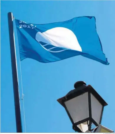  ?? H. INFORMACIÓ­N ?? Distintivo de la Bandera Azul en una playa ayamontina hace unos años.