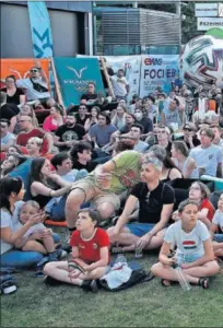  ??  ?? Los hinchas de Hungría que no pudieron ir al estadio Puskas Arena vieron el debut de su selección ante Portugal congregado­s en una plaza de Budapest, en la que estaban agolpados y sin cumplir la