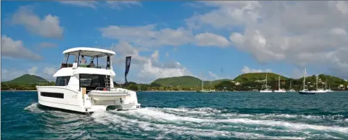  ??  ?? Navigation vers la marina du Marin. La Martinique est avant tout une base de départ pour découvrir les Grenadines, à 60 milles au sud.