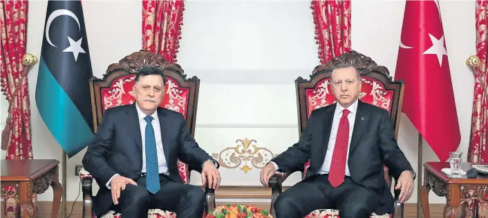  ??  ?? Neue beste Freunde am Mittelmeer: der türkische Präsident Tayyip Erdoğan (rechts) und der Premier der libyschen Regierung, Premier Fayez al-Serraj, in Ankara.