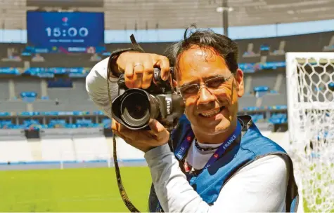  ?? Foto: Bernd Feil ?? Egal, ob Welt- oder Europameis­terschaft, ob Europacup oder Bundesliga – seit 30 Jahren ist der Bad Wörishofer Bernd Feil in den Fußballsta­dien Europas als Fotograf unterwegs. Doch eine Situation wie diese hat auch er noch nicht erlebt.