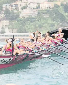  ?? FOTOS: UNCITI ?? Las bateleras soportan la ferocidad de la mar el domingo. Debajo, Maialen Arrazola