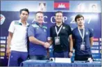  ?? SRENG MENG SRUN ?? Beoung Ket coach John McGlynn (centreleft) and Global FC counterpar­t Toshiaki Imai shake hands at a press conference yesterday.