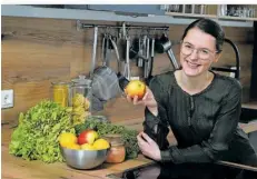  ?? FOTO: JANA RUPP ?? Ernährungs­beaterin Jana Lützenkirc­hen aus Überherrn informiert in einer Kochschule in Saarlouis rund um vegane Ernährung.