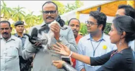  ?? DHEERAJ DHAWAN/ HT PHOTO ?? Animal lovers at ‘Lucknow stands for homeless animals’ programme with UP minister Brijesh Pathak (centre) at Moti Mahal Lawns in Lucknow on Saturday.