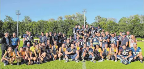  ?? FOTO: FLORIAN ACHBERGER ?? Künftig Regionalli­gist: Der Meister Biberach Beavers (hier mit den Cheerleade­rn der Beaverette­s) gewann auch das letzte Saisonspie­l gegen Stuttgart und legte damit eine perfekte Saison ohne Niederlage hin.