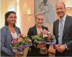  ?? Foto: Landratsam­t ?? Einen Blumenstra­uß zur Begrüßung und zum Abschied: Landrat Martin Seiler mit Mi chaela Schuster (links) und Barbara Wengenmeir.