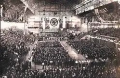  ??  ?? Esta imagen no se tomó en Alemania, sino en Argentina en 1938, cuando el antisemiti­smo campaba a sus anchas. Tras la guerra, la república sería el destino preferente de muchos nazis.