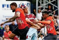  ?? ?? LUTON 1 WEST HAM 1 Tomas Soucek heads home, but
Sonny Bradley levelled for Hatters against the Hammers