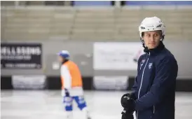  ??  ?? RUTIN. P20:s tränare Jesper Larsson vet hur det är att ta Sm-guld som junior med IFK Vänersborg. Nu är hans uppgift att förbereda laget på bästa sätt.