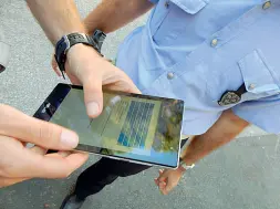  ??  ?? In piazza Savonarola le segnalazio­ni al Comune si fanno col tablet