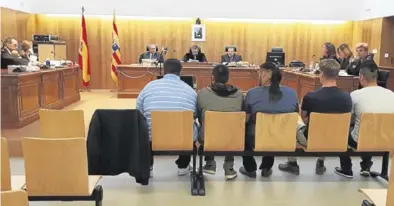  ?? EFE / QUIQUE FÁCIL ?? Los cinco acusados, ayer, durante el juicio celebrado en la Audiencia de Huesca.