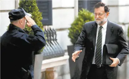  ??  ?? El presidente Rajoy hace consultas con socialista­s y Ciudadanos antes de actuar en la región autónoma.