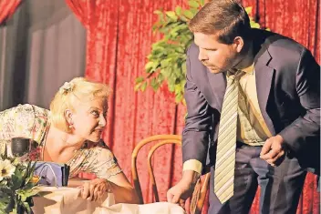  ?? FOTO: ROBERT HUESCH ?? In einem Schwank im Theater an der Luegallee geht Ricarda einem Möchtegern-Macho auf den Leim.