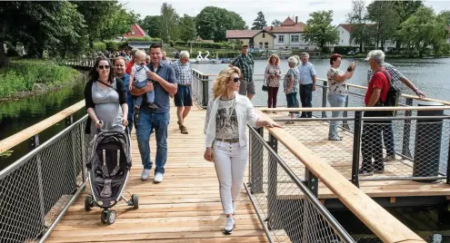  ?? FOTOS (2): PETER RIECKE ?? Nach der Freigabe am Freitag zog es viele Menschen zum neuen Steg am Hammerteic­h.