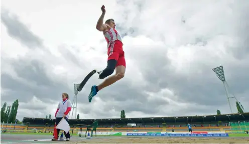  ?? Foto: imago/Camera 4 ?? Markus Rehm springt mit Prothese 8,29 m. Das scheint der IAAF zu weit – also schiebt sie einem Olympiasta­rt Rehms einen schweren Riegel vor.
