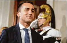  ?? Foto: dpa ?? Luigi Di Maio, Vorsitzend­er der Fünf Sterne Bewegung, verhandelt gerade mit der Lega über eine Regierungs­bildung in Italien. In einem Entwurf des Koalitions­vertra ges schrieben die beiden Parteien unter anderem vom Euro Austritt.