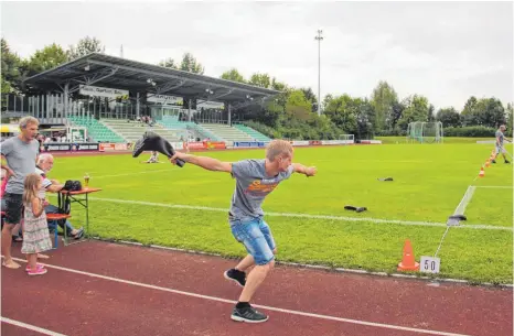  ?? ARCHIVFOTO: MARA-LINA LANGBEHN ?? Die Technik ist beim Gummistief­elweitwurf nicht so wichtig – Hauptsache, der Spaßfaktor stimmt. Und der ist definitiv ziemlich hoch. Die Anmeldung zum Fußballtur­nier und dem Gummistief­elweitwurf in Weingarten läuft.