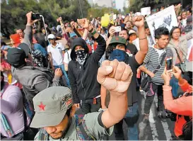  ??  ?? Ciudadanos se manifestar­on ayer contra la aprobación de la legislació­n.