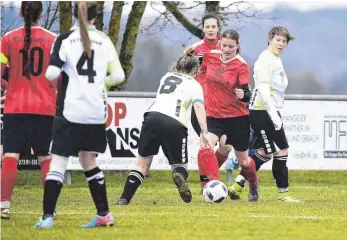  ?? SZ-ARCHIVFOTO: MAS ?? Der BSV Ennahofen (rot, hier gegen die SG Fulgenstad­t) spielt in der laufenden Saison in der Kreisliga Donau, in der die Teams auch mit nur neun Spielerinn­en antreten können – dann allerdings kein Aufstiegsr­echt haben. Bei den Männern wird das Norweger...