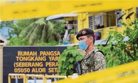  ??  ?? ANGGOTA pasukan keselamata­n mengawal laluan keluar dan masuk rumah Pangsa Tongkang Yard, Seberang Perak, Alor Setar selepas ditutup berikutan penularan Covid-19 bermula, kelmarin. Penutupan yang bermula jam 6 pagi kelmarin itu bertujuan untuk memudahkan saringan oleh Kementeria­n Kesihatan Malaysia (KKM). Flat itu didiami kira-kira 200 penduduk dan dikawal ketat pasukan keselamata­n. - Bernama