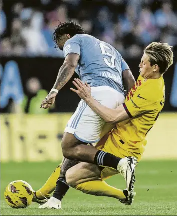  ?? FOTO: PERE PUNTÍ ?? Frenkie de Jong, en plena disputa de un balón con Renato Tapia