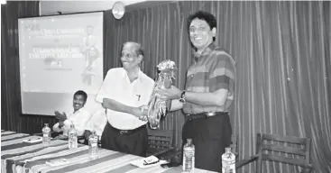  ??  ?? Prof.ranasinghe handing over token of appreciati­on to Mr. Abeysekara while Mr.senanayaka and Dr.gamini look on