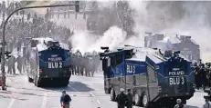  ?? FOTO: DPA ?? Mit drei Wasserwerf­ern rückt die Polizei gegen zahlreiche Demonstran­ten nahe der Elbphilhar­monie vor.