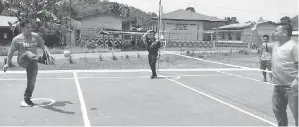  ??  ?? JAMAWI menunjukka­n bakat menjadi tekong bermain bersama belia semasa merasmikan gelanggang di Kg Bakuku.