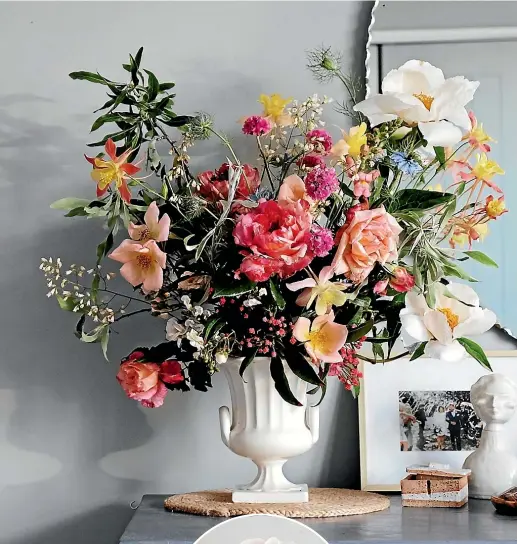  ?? PHOTOS: JULIA ATKINSON-DUNN ?? Above: A bedside table isn’t complete without a bunch of flowers. Inset from top: Experiment with single stems, adding seasonal fruit or one or two store-bought blooms, like peonies.