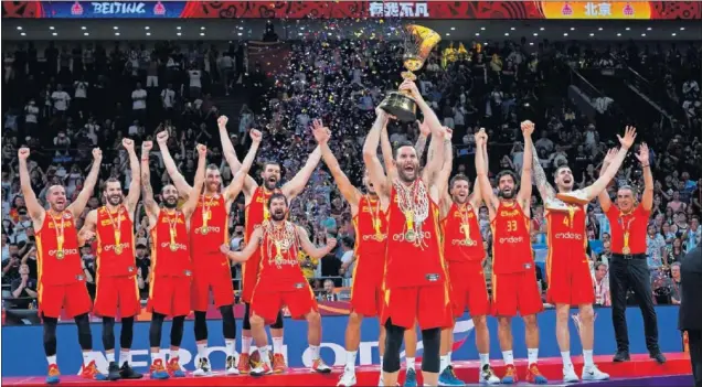  ??  ?? Rudy Fernández levanta el trofeo Naismith en el Wukesong de Pekín después de ganar a Argentina la final del Mundial de China de 2019, el reto anterior a los Juegos de Tokio.