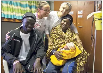  ??  ?? Mercy, à peine une heure de vie, avec sa maman Taiwo, l’oncle de la petite et les sages-femmes de Médecins sans frontières, Martina Svensson et Elizabeth Ramlow. (Photos Patrick Bar/SOS Méditerran­ée)