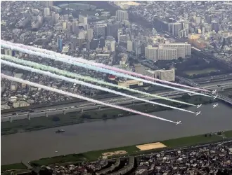  ?? The Yomiuri Shimbun ?? Blue Impulse jets spray colored smoke over Tokyo on Aug. 24 ahead of the Tokyo Paralympic­s opening ceremony.