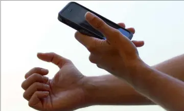  ??  ?? Instead of a blood test, the app uses photos of someone’s fingernail­s taken on a smartphone.