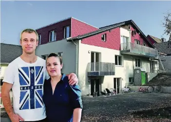  ?? FOTOS/MONTAGE: ANDREAS HERRMANN, BERNHARD MÜLLER, CARLA SCHNETTLER ?? Die ersten Bewohner im Flüchtling­shaus: Das Ehepaar Semija und Usein Saliu aus Mazedonien. Eingezogen sind sie mit ihren beiden Kindern.