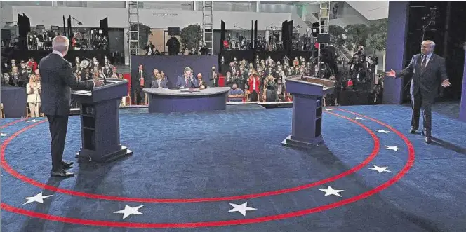  ??  ?? PRIMER DEBATE.
El presidente Donald Trump y el candidato demócrata Joe Biden el 29 de septiembre en la Universida­d Case Western Reserve en Cleveland; hubo muchos insultos e interrupci­ones.