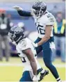  ?? GAILBURTON/AP ?? TheTitans’Daren Bates (left) andJoshuaK­alu react after making a stop against theRavens on Sunday.