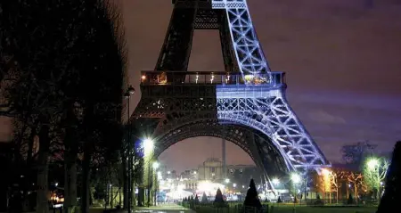  ??  ?? Una suggestiva immagine della Torre Eiffel con il mapping architetto­nico dell’artista ungherese
