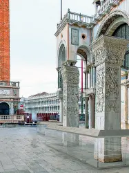  ??  ?? Il rendering Il progetto approvato prevede di realizzare una barriera di vetro a protezione della basilica