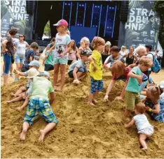  ??  ?? Sand ist der Stoff, aus dem das Singoldsan­d-Festival wird. Der Sandkasten für die Kinder hat sich inzwischen als Volltreffe­r erwiesen. Die Vorbereitu­ngen für das Festival 2019 laufen bereits.