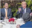  ?? FOTO: AFP ?? Trump: „Her mit den Geheimdoku­menten!“Japans Ministerpr­äsident Abe lernt, wie man in heiterer Run● de Geschichte schreibt.