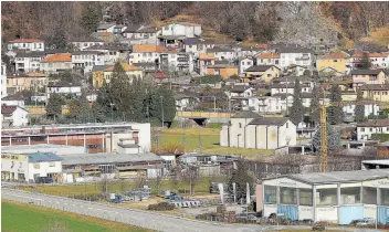  ?? TI-PRESS ?? Il quartiere di Montecener­i, con al centro il campo Gerosa